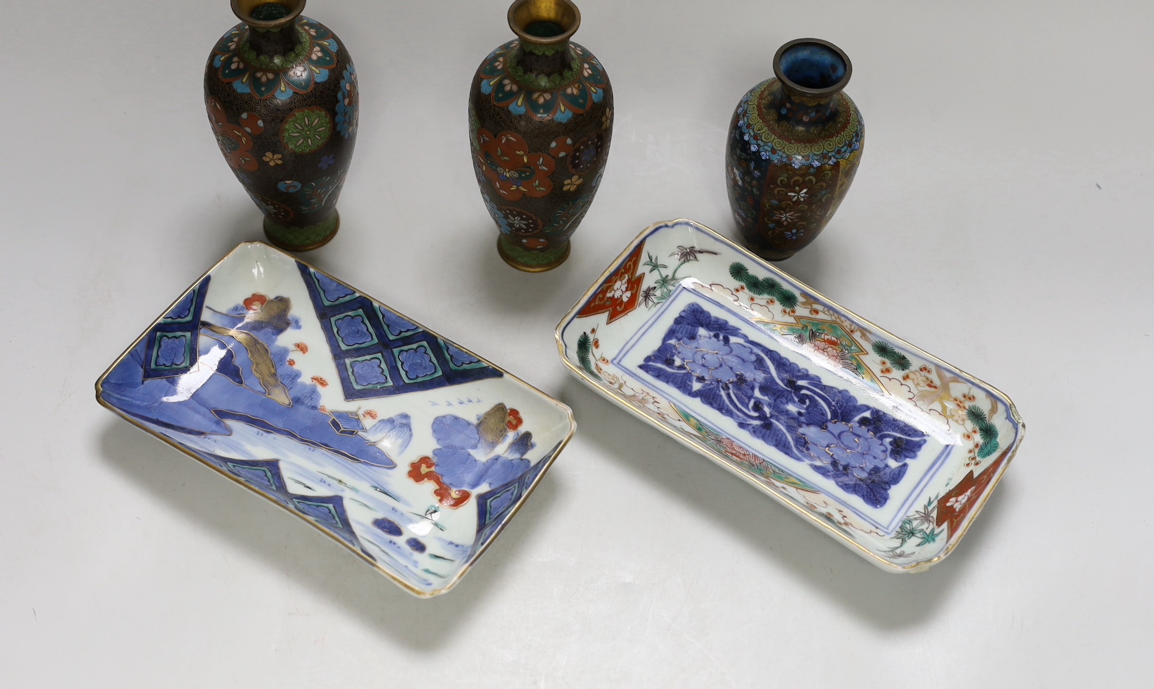 Three Japanese cloisonné enamel vases and two Imari dishes, 21cm long